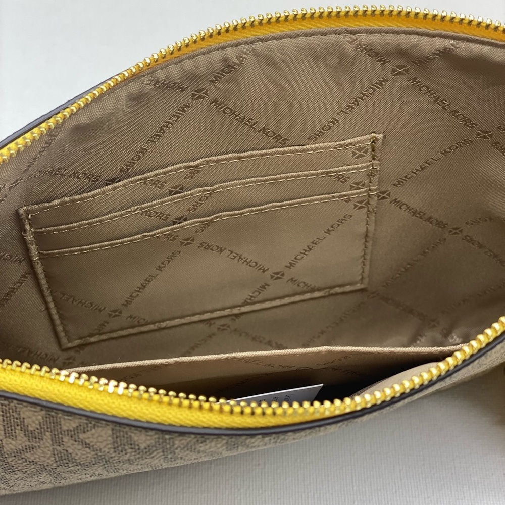 MICHAEL KORS JET SET TRAVEL
LG 2 in 1 WRISTLET AND CARD CASE - Picture 6 of 10